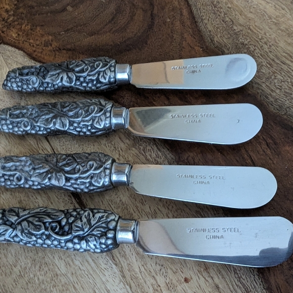 Set of 4 Pewter Grape Vine Handle Spreaders - Picture 3 of 4